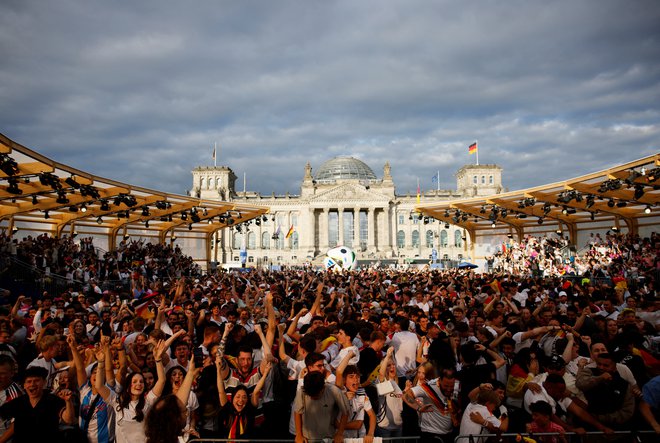 V Nemčiji so nared za vrhunec eura 2024. Na olimpijskem štadionu v Berlinu se bo zbralo 71.000 navijačev, živahno bo tudi pred 13 km oddaljeno zgradbo nemškega parlamenta (na fotografiji). FOTO: Axel Schmidt/Reuters