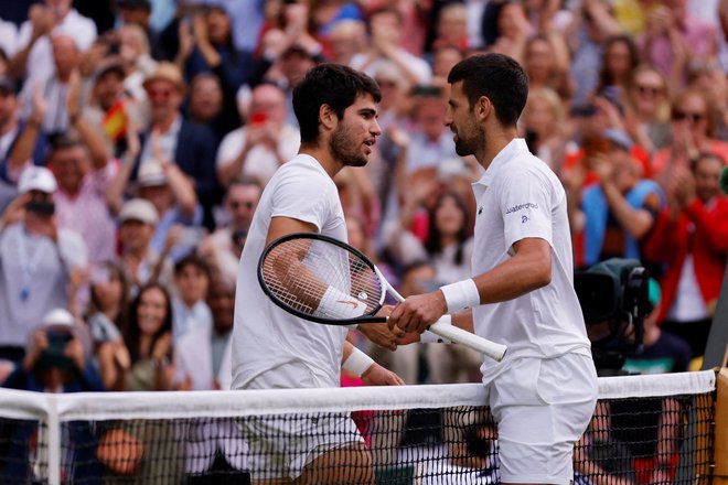 Carlos Alcaraz in Novak Đoković bosta odigrala revanšo v Wimbledonu. FOTO: Andrew Couldridge/Reuters