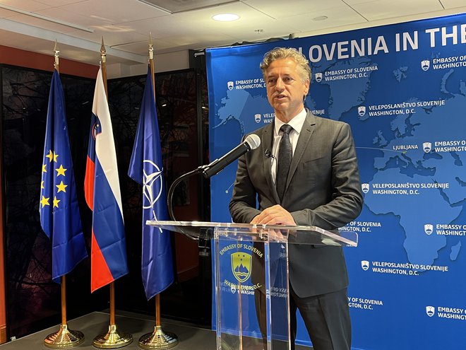 Premier Robert Golob med govorom na slovenskem veleposlaništvu v Washingtonu. FOTO: Barbara Kramžar