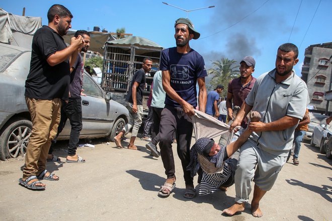 Številne ranjene so prepeljali v bolnišnico Naser v mestu Han Junis. FOTO: Hatem Khaled/Reuters