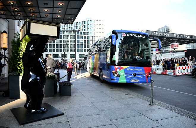 Avtobus z angleškim nogometaši. FOTO: Annegret Hilse/Reuters