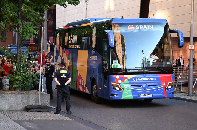 Avtobus s španskimi nogometaši. FOTO: Annegret Hilse/Reuters