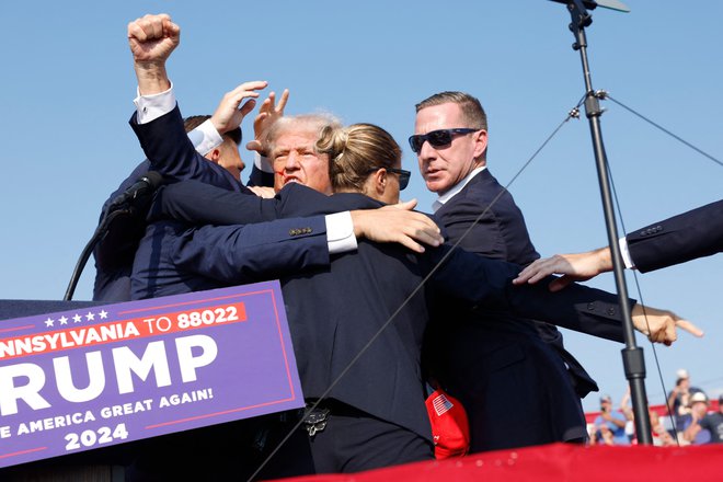 Ponovni republikanski predsedniški kandidat Donald Trump nekaj trenutkov po streljanju na njegovem zborovanju v pensilvanskem Butlerju. FOTO: Anna Moneymaker Getty Images Via Afp