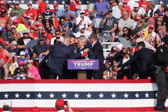 Trumpu so z odra pomagali varnostniki. FOTO: Brendan Mcdermid/Reuters