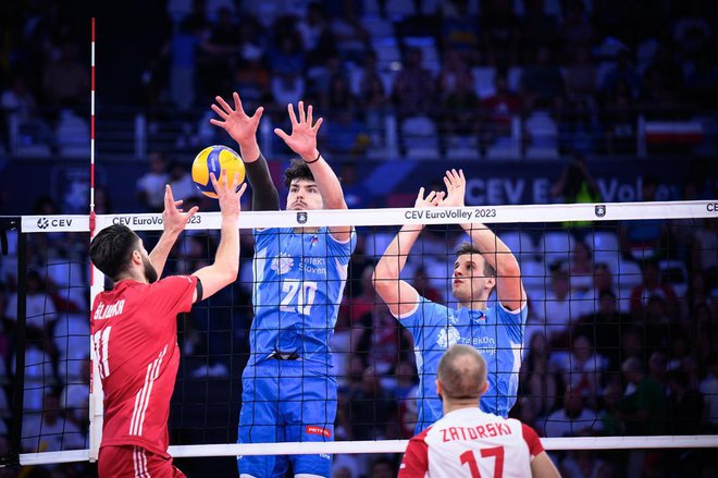 Pred slovenskimi odbojkarji (na fotografiji Nik Mujanović in Jan Kozamernik) je novo poglavje klasike s Poljaki. FOTO: CEV