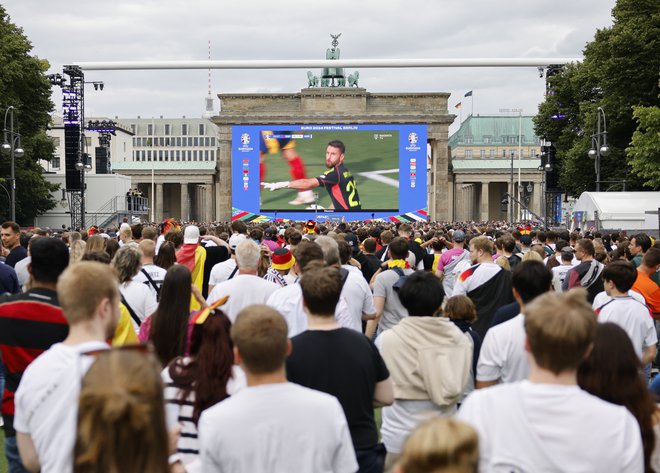 Takole je množica pred Brandenburškimi vrati spremljala četrtfinale med Nemčijo in Španijo. FOTO: Axel Schmidt/Reuters