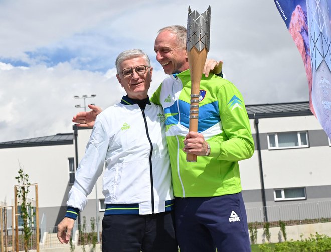 Ob koncu dolge poti sta se objela Franjo Bobinac, predsednik OKS, in Jani Klemenčič, ambasador slovenske olimpijske bakle. FOTO: Bobo/Žiga Živulovič Jr.