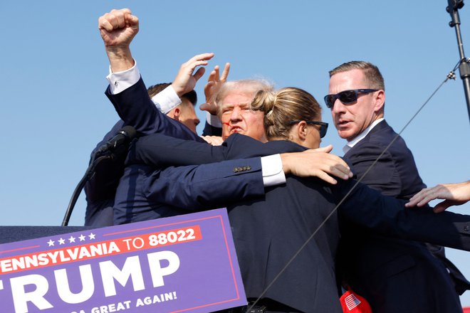 Donald Trump z dvignjeno pestjo po streljanju v pensilvanskem Butlerju. FOTO: Anna Moneymaker Getty Images via AFP