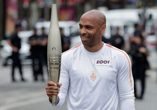 Thierry Henry je držal olimpijsko baklo. FOTO: Stephane De Sakutin/AFP