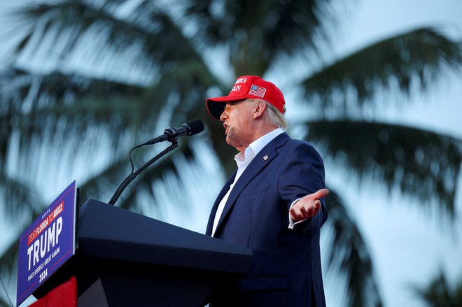 Republican presidential candidate and former U.S. President Donald Trump speaks during a campaign rally at his golf resort in Doral, Florida, U.S., July 9, 2024. REUTERS/Brian Snyder TPX IMAGES OF THE DAY Foto Brian Snyder Reuters