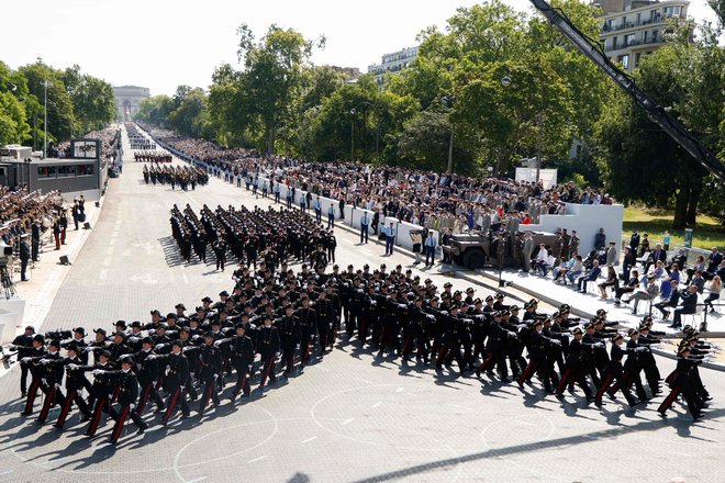 V vojaški paradi so peš sodelovali vojaki, republikanska garda na konjih, s preletom helikopterji in lahka letala, pa tudi francoska politehnična šola. Foto Ludovic Marin/AFP