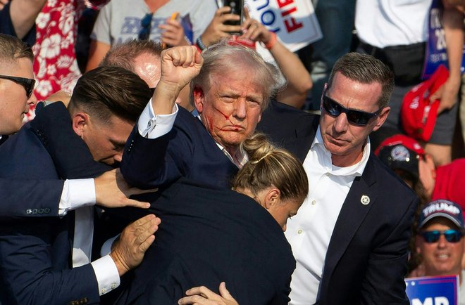 Predsedniškemu kandidatu Donaldu Trumpu že po funkciji bivšega predsednika ZDA pripadajo določeni dodatni varnostni ukrepi, za katere je zadolžena Tajna služba, opozarja varnostni strokovnjak Denis Čaleta. FOTO: Rebecca Droke/Afp