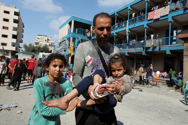 V napadu na trinadstropno šolo agencije ZN za podporo palestinskim beguncem (UNRWA) je bilo po navedbah katarske televizije Al Džazira ranjenih še najmanj 80 ljudi. FOTO: Ramadan Abed/Reuters