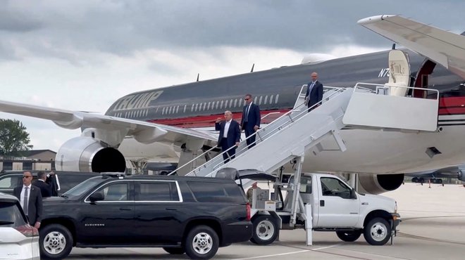 Trump je že na krovu letala na poti v Milwaukee za medije spregovoril o poskusu atentata. »Želel sem govoriti še naprej, a so me ustrelili,« je dejal z nasmeškom. FOTO: Dan Scavino Jr. Via X Dan Scavino Jr. Via Reuters