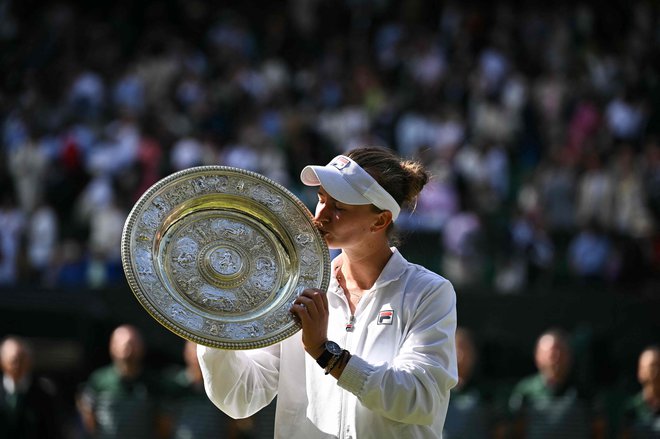 Čehinja Barbora Krejčikova se je z zmago na tretjem letošnjem velikem teniškem slamu v Wimbledonu na lestvici WTA zavihtela med deseterico najboljših. FOTO: Ben Stansall/AFP