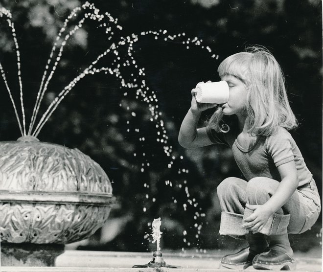 Edini mariborski vodomet, v Leninovem parku, je bil poleti 1980 najbolj priljubljeno mesto otrok. FOTO: Bogo Čerin