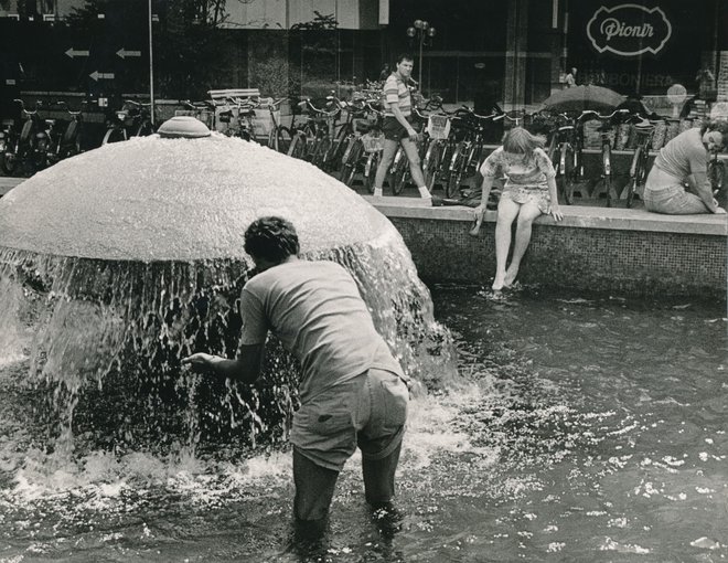 Julijska vročina leta 1983, ki nikakor ni popustila, je Ljubljančane pripeljala do fontane v Plavi laguni za Bežigradom. FOTO: Dragan Arrigler