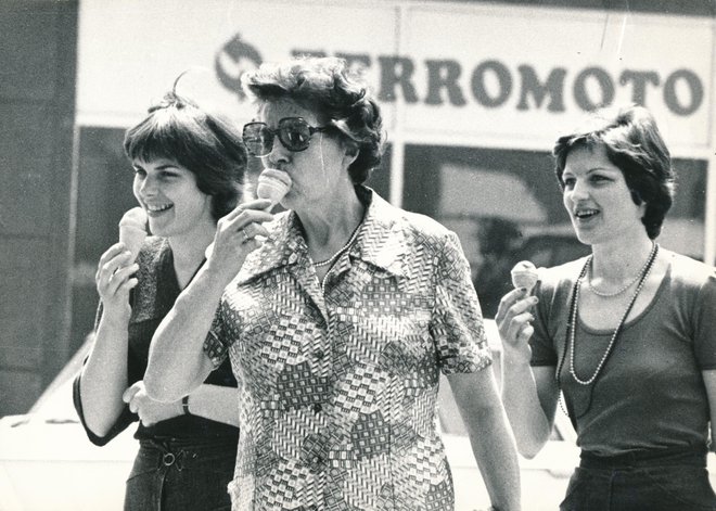 Sladoledna osvežitev (julij 1976) FOTO: Bogo Čerin
