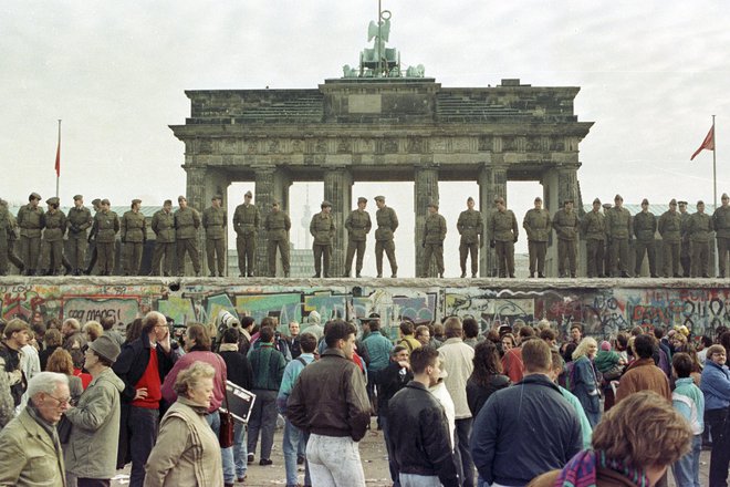 Roman Kairos je Jenny Erpenbeck začela pisati že pred desetletji, ko se je evforija po padcu berlinskega zidu nekoliko umirila, a ga takrat ni končala. Potrebovala je več distance. FOTO: Reuters