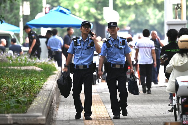 Pod vtisom streljanja v ZDA so člani centralnega komiteja prestali stroge varnostne ukrepe, ko so vstopili v hotel Jingxi v zahodnem Pekingu. FOTO: Greg Baker/AFP