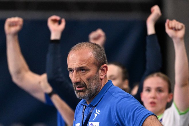Dragan Adžić verjame, da so Slovenke sposobne priti v četrtfinale. FOTO: Kirill Kudryavtsev/AFP