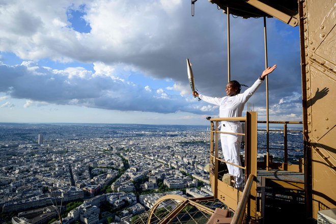 Olimpijska plamenica je na začetku tedna že obiskala glavne pariške znamenitosti in med drugim zasijala z Eifflovega stolpa. FOTO: AFP