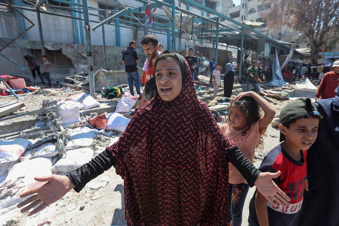 Izrael je bombardiral še eno šolo Združenih narodov v begunskem taborišču. FOTO: Ramadan Abed/Reuters
