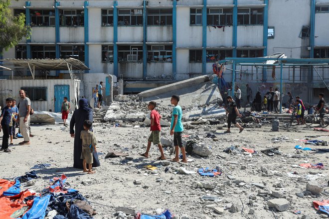 V bombardiranju šole je bilo ubitih 23 ljudi, še 73 je ranjenih. FOTO: Ramadan Abed/Reuters