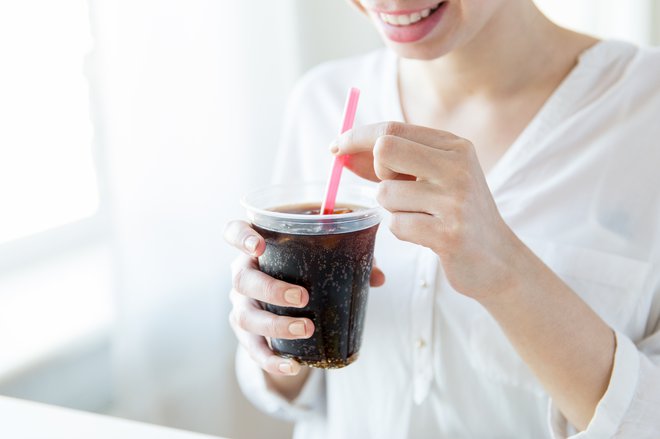 Kljub davkom ljudje še vedno uživajo preveč sladkorja, so ugotovili raziskovalci. FOTO: Shutterstock