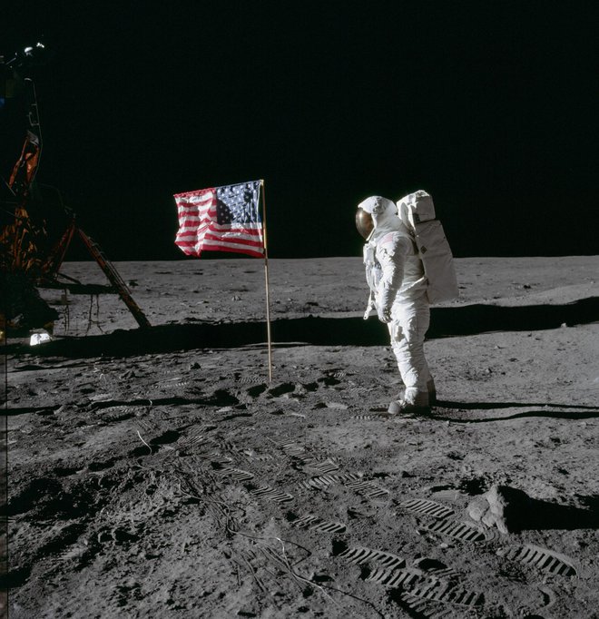 Ena najbolj znamenitih fotografij vseh časov – posnel jo je Neil Armstrong, na njej pa je Buzz Aldrin, danes edini še živeči astronavt odprave Apollo 11. FOTO: Nasa

 