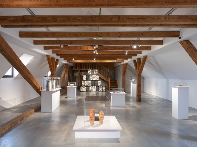 Muzej je s prenovo podstrešja pridobil arhitekturno izčiščene, dobrodošlo svetle in zračne razstavne prostore, ki jih horizontalno izrazito delijo na gosto vgrajeni masivni leseni tramovi. FOTO: Lucija Rosc