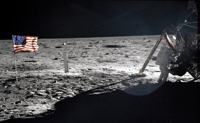 Čeprav je bil Neil Armstrong prvi, ki je stopil na Luno, je redko na posnetkih. Večinoma vidimo Aldrina, tole je ena izmed fotografij, na kateri je vendarle Armstrong. FOTO: Nasa

 

 