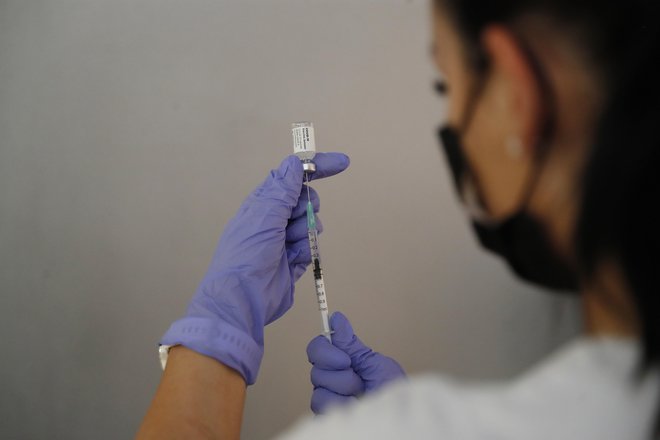 Ker ni podatkov o umrljivosti in obolelosti za covidom-19 med cepljenimi in necepljenimi, kar je podlaga za preverjanje učinkovitosti cepiv, si Društvo za zaščito človeka prizadeva za izvedbo določenih analiz. Foto: Leon Vidic/DELO
