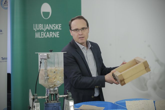 V Ljubljanskih mlekarnah embalažo Tetra pak reciklirajo že več let. FOTO: Uroš Hočevar/Delo