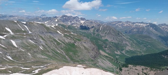Južni vzpon na prelaz Bonette ponuja čudovite razglede na alpsko pogorje narodnega parka Mercantour. FOTO: Karel Lipnik