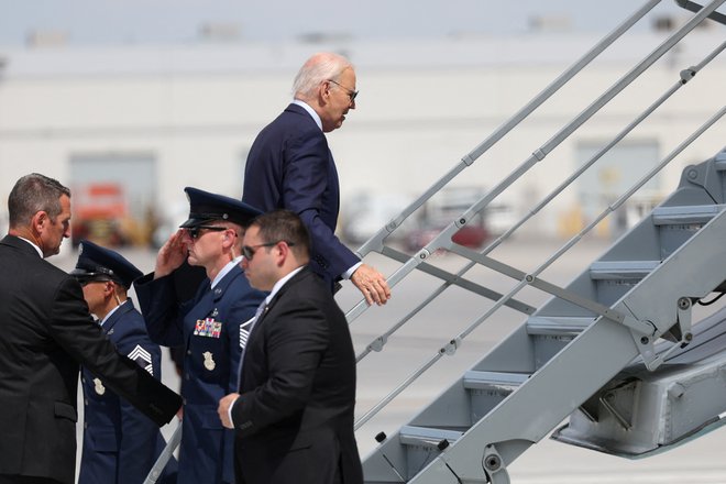 Biden med vzpenjanjem na predsedniško letalo. FOTO: Tom Brenner/Reuters