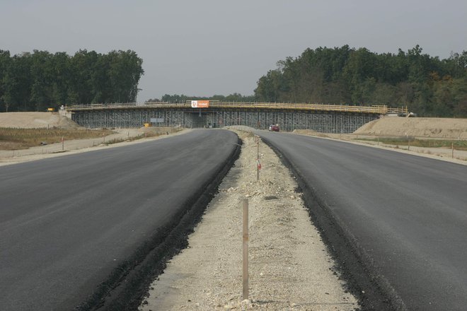 Gradbišče avtoceste na odseku Beltinci–Lendava, nadvoz med Beltinci in Renkovci pri Hraščicah. FOTO: Jože Pojbič/Delo