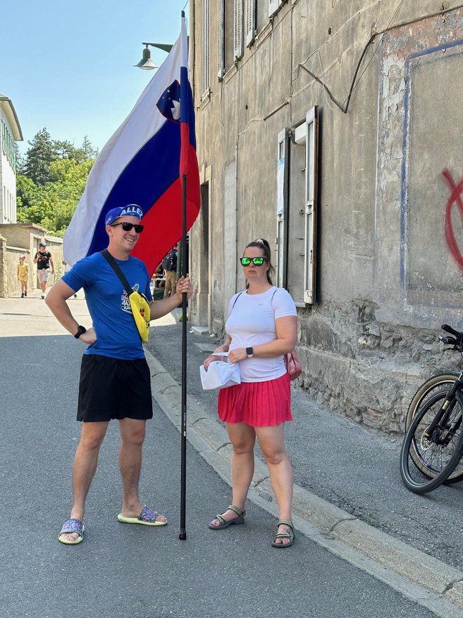 Slovenska navijača v Barcelonnettu. FOTO: Miha Hočevar 