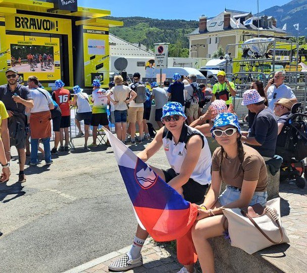 Mlada navijača čakata na slovenske kolesarje. FOTO: Polona Strnad 