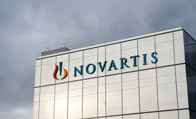 Švicarski farmacevtski velikan Novartis je še drugič letos zvišal letošnje cilje poslovanja. FOTO: Arnd Wiegmann/Reuters