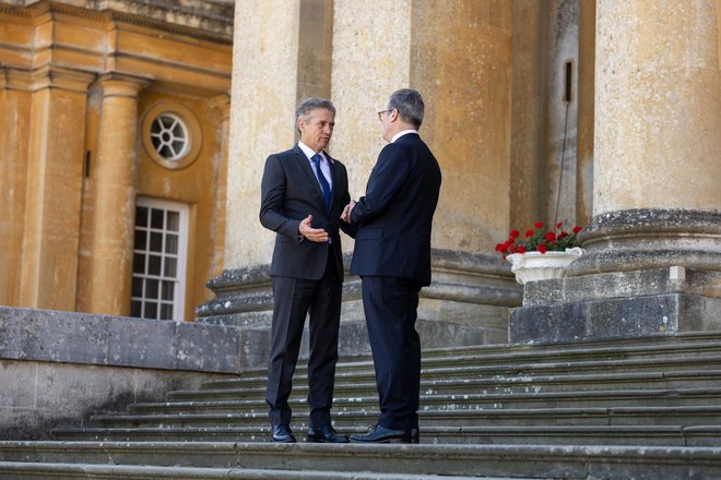 Premier Robert Golob skupaj z britanskim ministrskim predsednikom Keirom Starmerjem, gostiteljem zasedanja voditeljev Evropske politične skupnosti na dvorcu Blenheim v bližini Oxforda. FOTO: Kabinet predsednika vlade