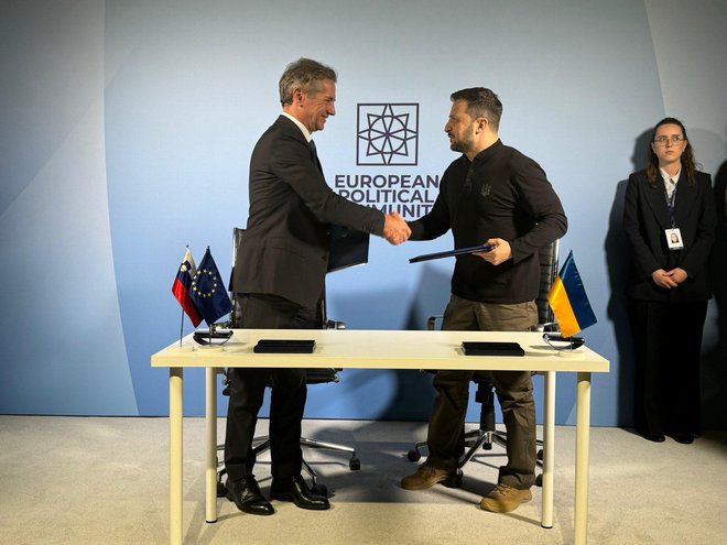 Premier Robert Golob in ukrajinski predsednik Volodimir Zelenski med današnjim podpisom dvostranskega varnostnega sporazuma. FOTO: Kabinet predsednika vlade