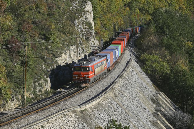 Mednarodna trgovina predvsem na račun peščice sektorjev pomembno prispeva h globalnim emisijam CO2. Pomembno vlogo pri razogljičenju ima tudi zato, ker omogoča izmenjavo čistih tehnologij. FOTO: Jože Suhadolnik/Delo