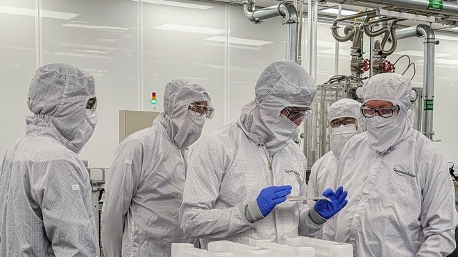 Visoki predstavniki Volkswagna v laboratoriju družbe Quantum Scape v San Joseju v Kaliforniji. Od Američanov si obetajo preskok v baterijski tehniki, a roka uvedbe na trg za zdaj ne omenjajo.

Fotografiji Volkswagen