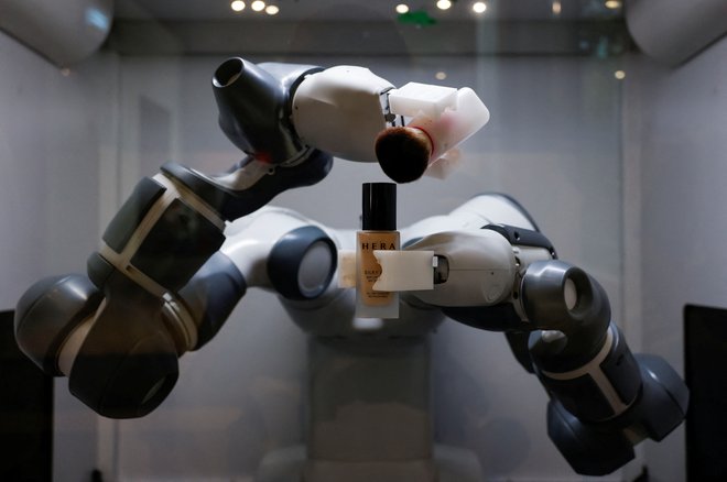 Robot na fotografiji uporablja orodja umetne inteligence za izdelavo personaliziranega kozmetičnega izdelka.

Foto Soo-hyeon Kim/Reuters