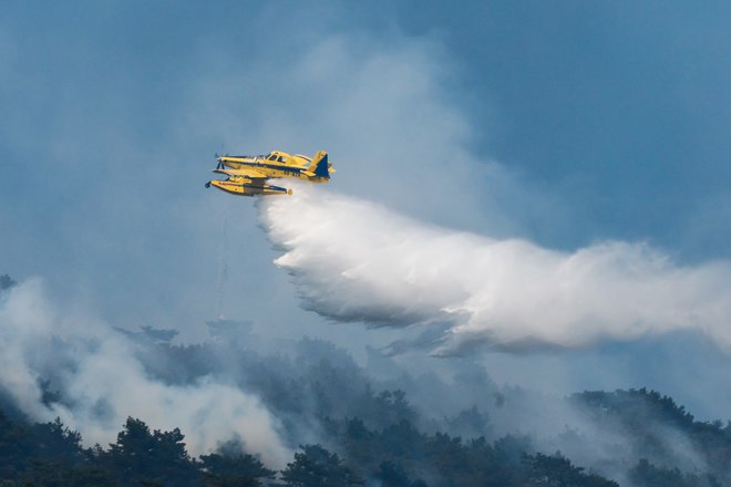 Za gašenje požara so tokrat prvič uporabili tudi nova letala za gašenje air tractor. FOTO: Leon Vidic/Delo