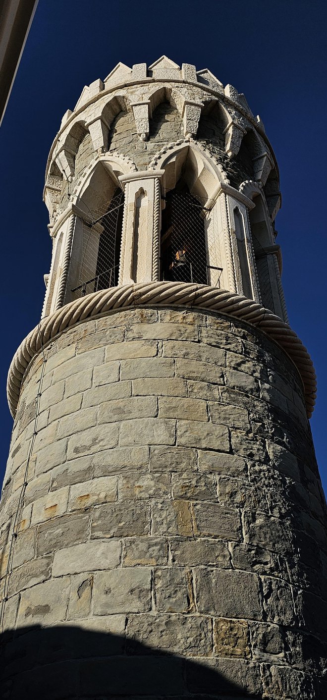 Tak neogotski zvonik s kamnito rondelo so v Piranu dobili leta 1856 po porušenem starem zvoniku. Arhitekt je bil Giuseppe Moso.