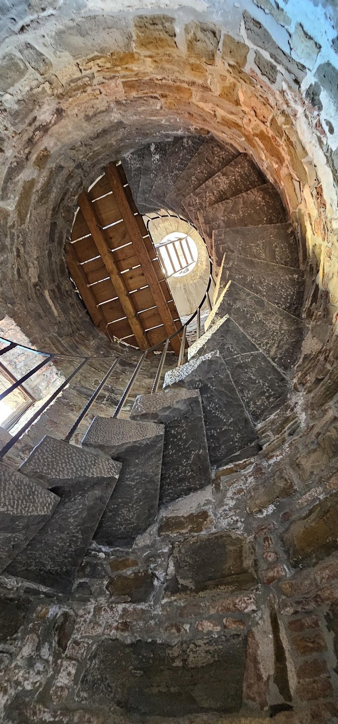 Na vrh zvonika cerkve Marije Zdravja vodi pred kratkim obnovljeno spiralno kamnito stopnišče, visoko nekoliko manj kot 20 metrov. Foto Boris Šuligoj