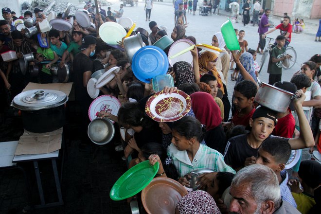 Palestinski otroci so prišli po hrano za svoje družine. FOTO: Mahmoud Issa/Reuters