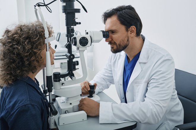 Optometristi bi lahko pospešili izvajanje storitev na področju vida. Foto AFP